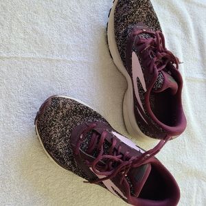 Brooks Launch 4, size 9, maroon